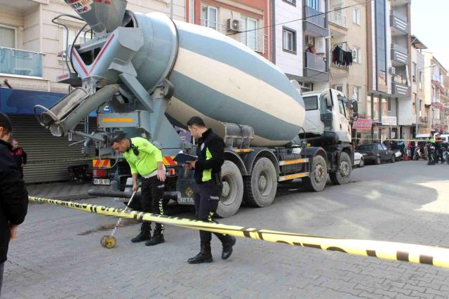 Kızını son anda kurtaran anne, beton mikserinin altında feci şekilde can verdi