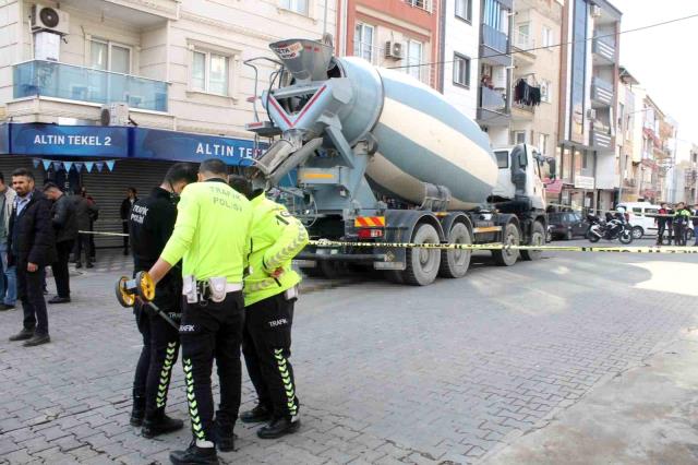 Kızını son anda kurtaran anne, beton mikserinin altında feci şekilde can verdi