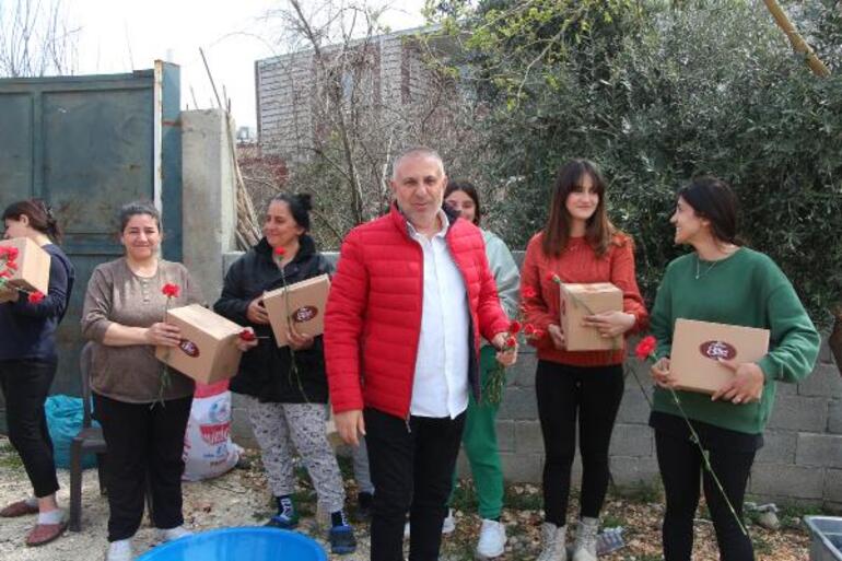 Hatay'da çadırda kalan kadınlara '8 Mart' karanfili