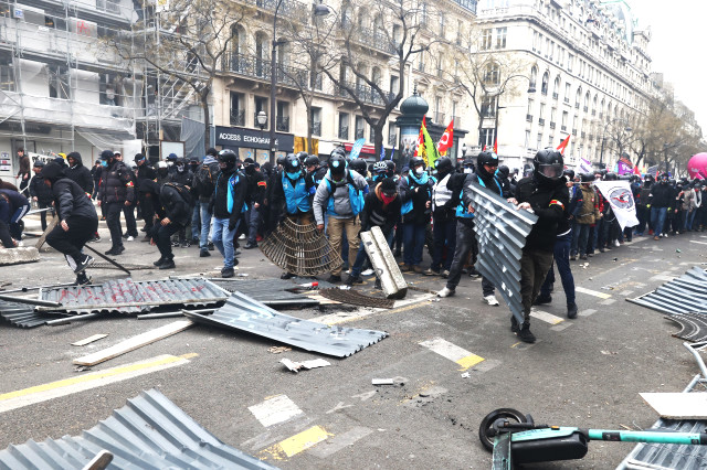 Fransa'yı yangın yerine çeviren eylemler sonrasında Macron'dan zeytin dalı! Sendikalarla görüşecek