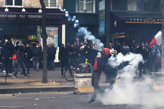 Fransa'yı yangın yerine çeviren eylemler sonrasında Macron'dan zeytin dalı! Sendikalarla görüşecek