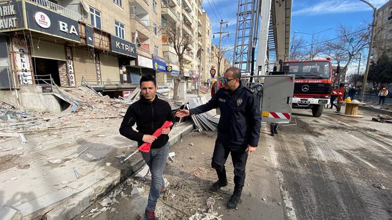 ‘Devlete emanet’ deyip çatıya Türk bayrağı asarak hasarlı binadan çıkmışlar