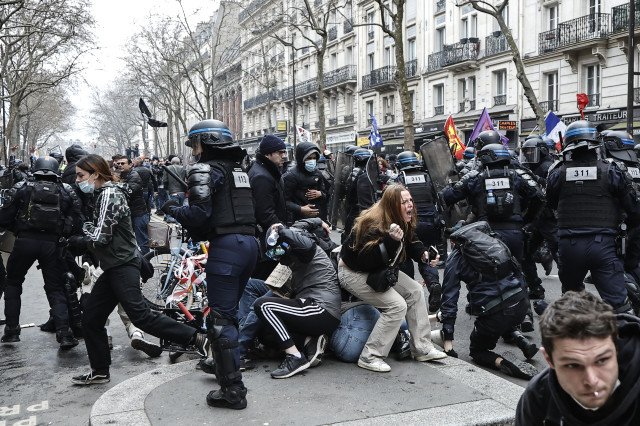 Fransız polisi, protestoculara copla orantısız güç kullandı