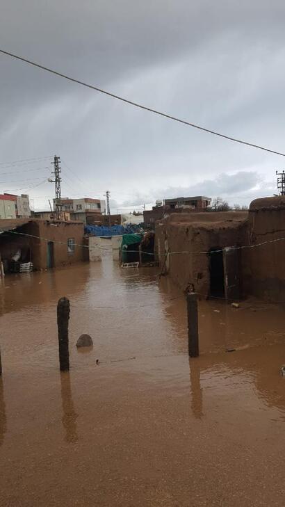 Mardin'de yağmur etkili oldu; ilkokulu ve evleri su bastı