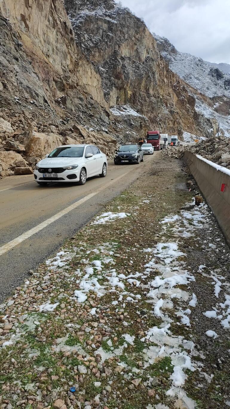 Gümüşhane'de yola kaya parçaları düştü; ulaşım tek şeritten sağlanıyor