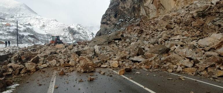 Gümüşhane'de yola kaya parçaları düştü; ulaşım tek şeritten sağlanıyor