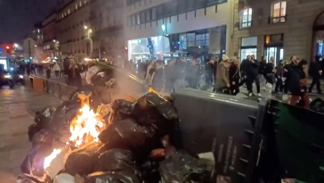 Fransa'daki protestolarda polisten göstericiye yumruk! Görüntü emniyeti harekete geçirdi