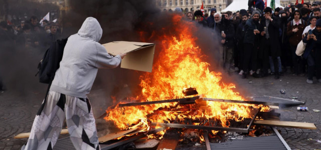 Fransa'daki protestolarda polisten göstericiye yumruk! Görüntü emniyeti harekete geçirdi