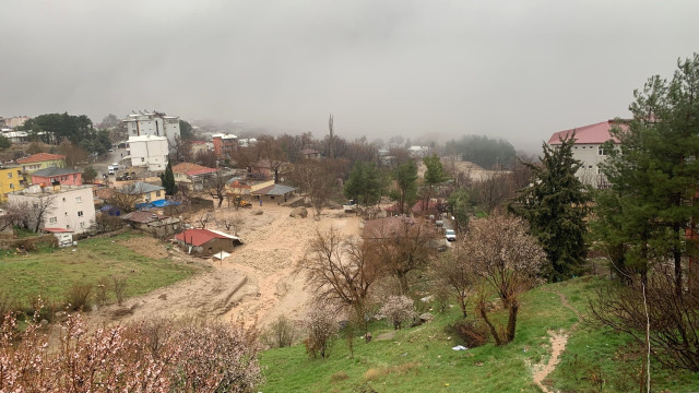 Annenin cansız bedenine ulaşıldı! İçinde 3 çocuğun bulunduğu konteynerin sürüklenme anı kamerada