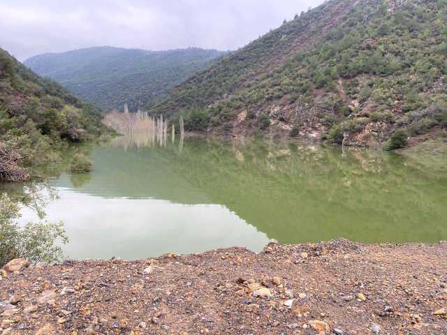 Dağın dağa kavuşması nedeniyle oluşan doğal gölün su seviyesi yükselince 5 köy tahliye edildi