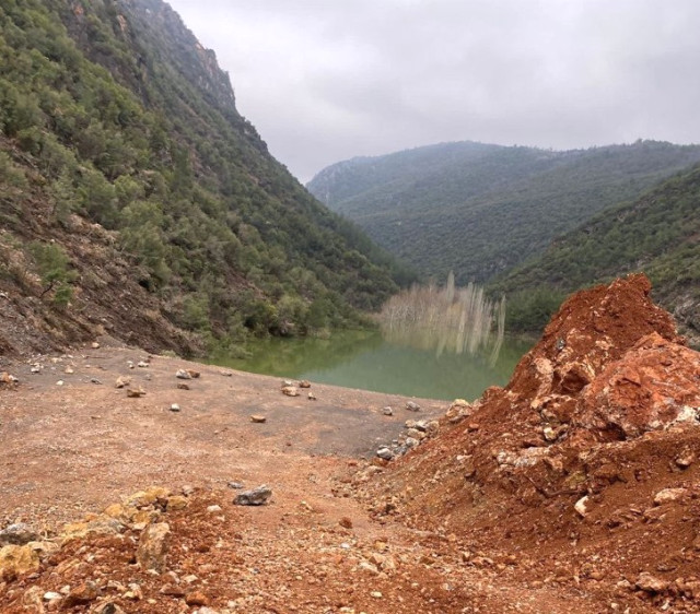 Dağın dağa kavuşması nedeniyle oluşan doğal gölün su seviyesi yükselince 5 köy tahliye edildi