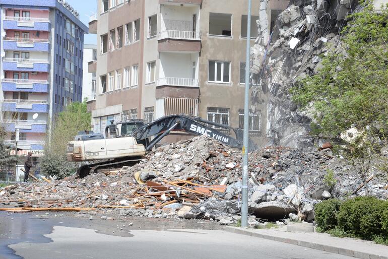 Diyarbakır’da bir kısmı çöken ağır hasarlı binanın kontrollü yıkımı başladı