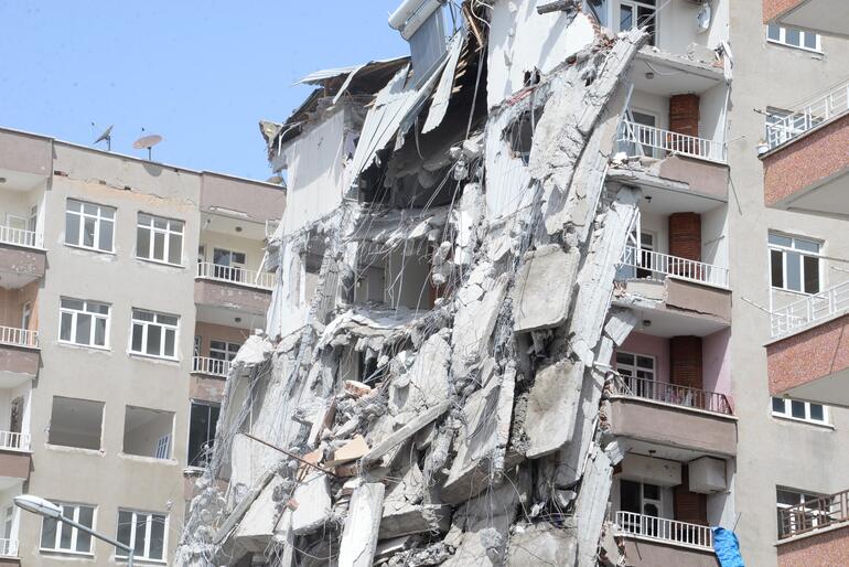 Diyarbakır’da bir kısmı çöken ağır hasarlı binanın kontrollü yıkımı başladı