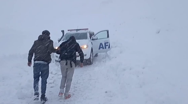 Hafif ticari araç 3 bin rakımlı Karabet Geçidi'nde kara saplandı! Ekipler 4 kişi için seferber oldu