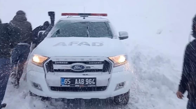 Hafif ticari araç 3 bin rakımlı Karabet Geçidi'nde kara saplandı! Ekipler 4 kişi için seferber oldu