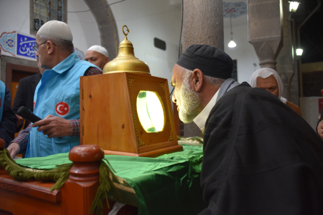 Sakal-ı Şerif ziyarete açıldı! Vatandaşlar görebilmek için uzun kuyruklar oluşturdu