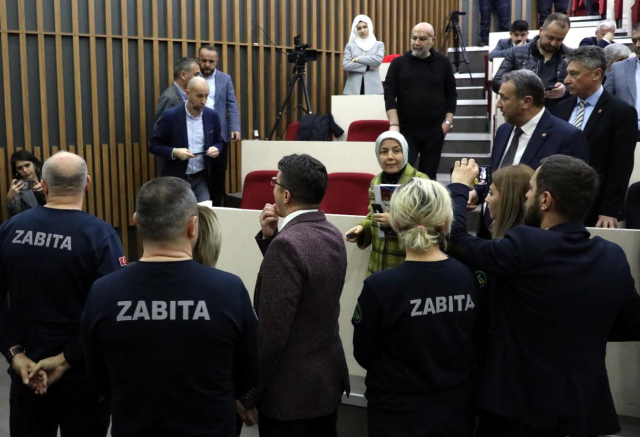 Bolu Belediye Başkanı Tanju Özcan, önceki toplantıda kendisine su şişesi fırlatan meclis üyesini özür dilemeyince dışarı çıkarttı