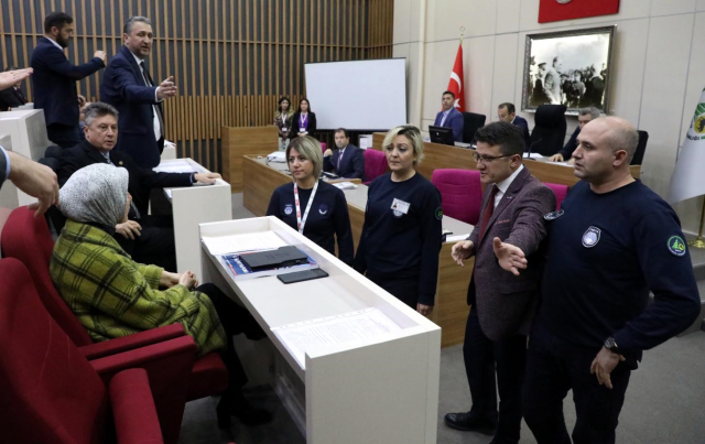 Bolu Belediye Başkanı Tanju Özcan, önceki toplantıda kendisine su şişesi fırlatan meclis üyesini özür dilemeyince dışarı çıkarttı