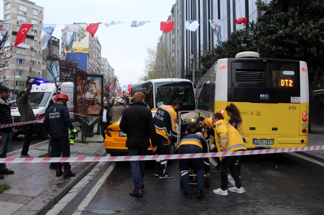 Şişli'yi kilitleyen kaza! Servis aracı önce 2 otobüse sonra da taksiye çarptı