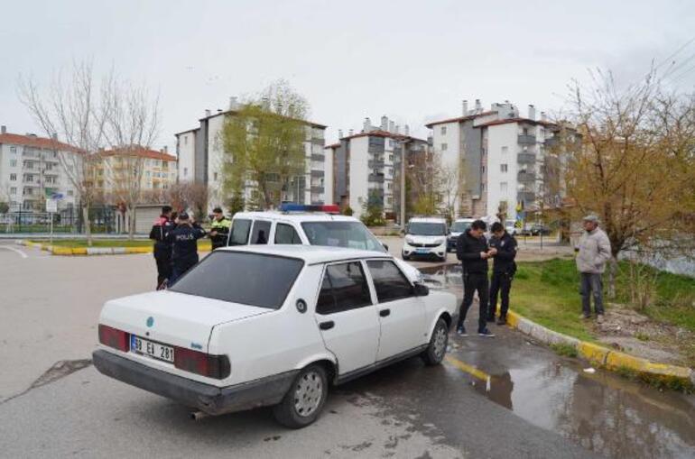 'Dur' ihtarına uymayan sürücü, otomobiliyle polis aracına çarpınca yakalandı