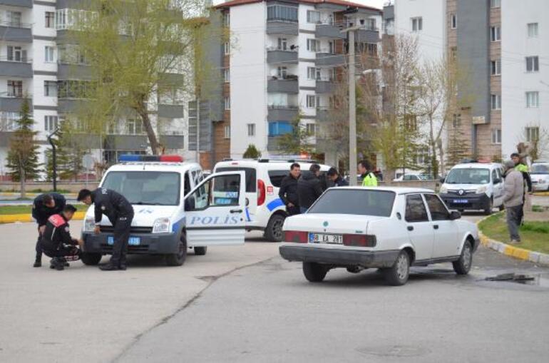 'Dur' ihtarına uymayan sürücü, otomobiliyle polis aracına çarpınca yakalandı