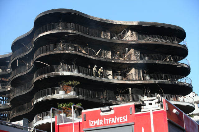 İzmir'deki yangın sitenin ahşap kaplaması nedeniyle kısa sürede yayılmış