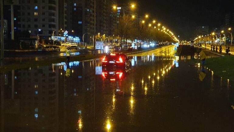 Diyarbakır’da sağanak, hayatı olumsuz etkiledi