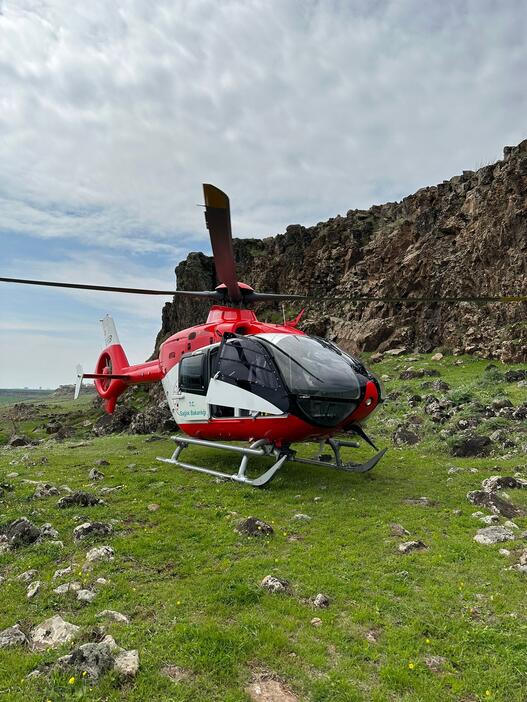 Kayalıklardan düştü, ambulans helikopterle hastaneye götürüldü