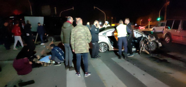 Tekirdağ'da tur minibüsü ile otomobil çarpıştı: 1'i ağır 20 yaralı