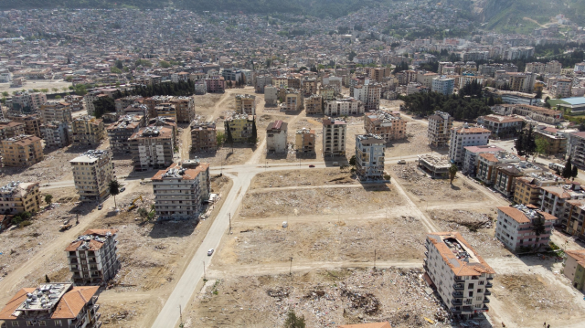 Depremin yıktığı Hatay'da enkaz kalktı, koca şehir adeta dümdüz oldu! Görüntüler yürek dağlıyor