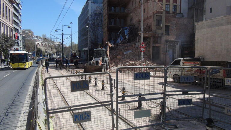 Beyoğlu'nda çöken binadaki çalışmalar nedeniyle tramvay seferleri 2 gündür yapılamıyor