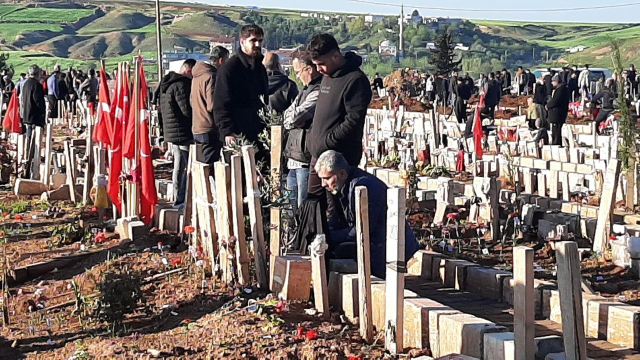 Adıyamanlılar bayram sabahı mezarlıklara akın etti