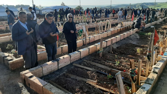 Adıyamanlılar bayram sabahı mezarlıklara akın etti