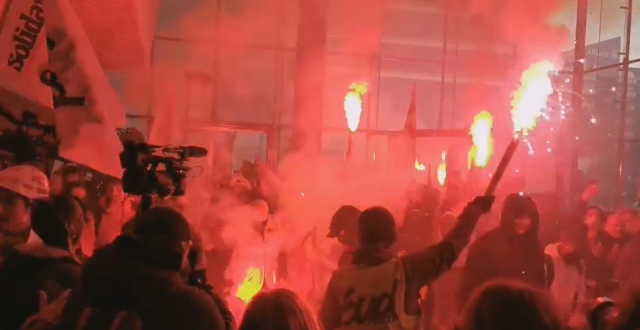 Fransa'da gerginlik arşa çıktı! Protestocular Paris borsasını bastı