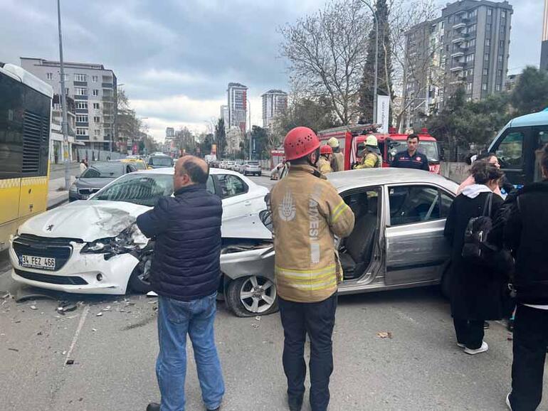 Kartal'da otomobil iki araca çarptı: 2'si çocuk 4 yaralı