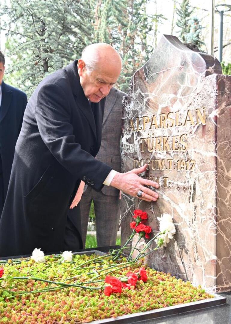 Bahçeli'den Türkeş'in mezarına ziyaret