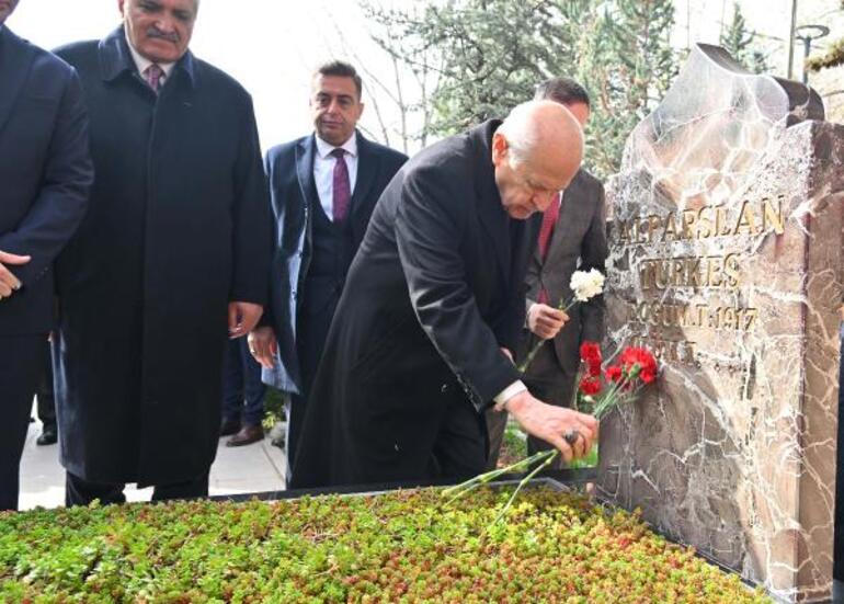 Bahçeli'den Türkeş'in mezarına ziyaret