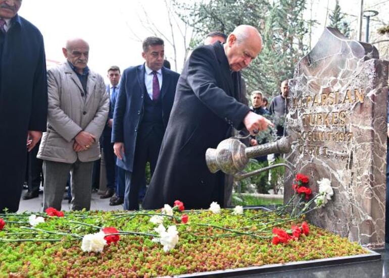 Bahçeli'den Türkeş'in mezarına ziyaret