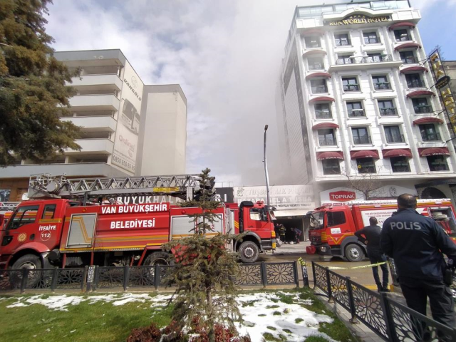 Van'daki Büyük Rus Pazarı'nda yangın! Çok sayıda iş yeri zarar gördü, söndürme çalışmaları sürüyor