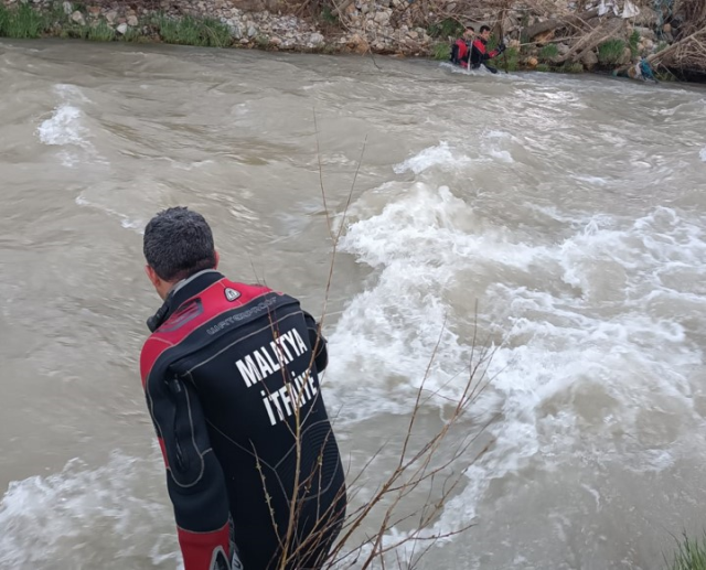 Malatya'da takılan oltasını kurtarmak için çaya giren çocuk boğuldu