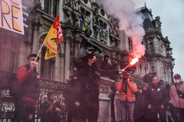 Fransa'da bir araç, sokakları yangın yerine çeviren göstericilerin arasına daldı