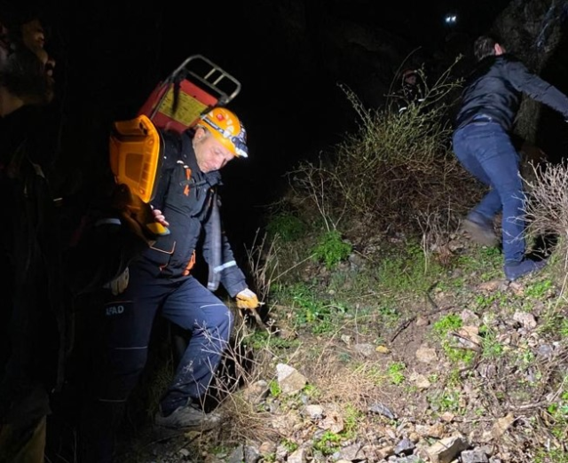 Sivas'ta bir şahıs 243 metre yükseklikten kayalıklara atladı! İntihar anları kamerada