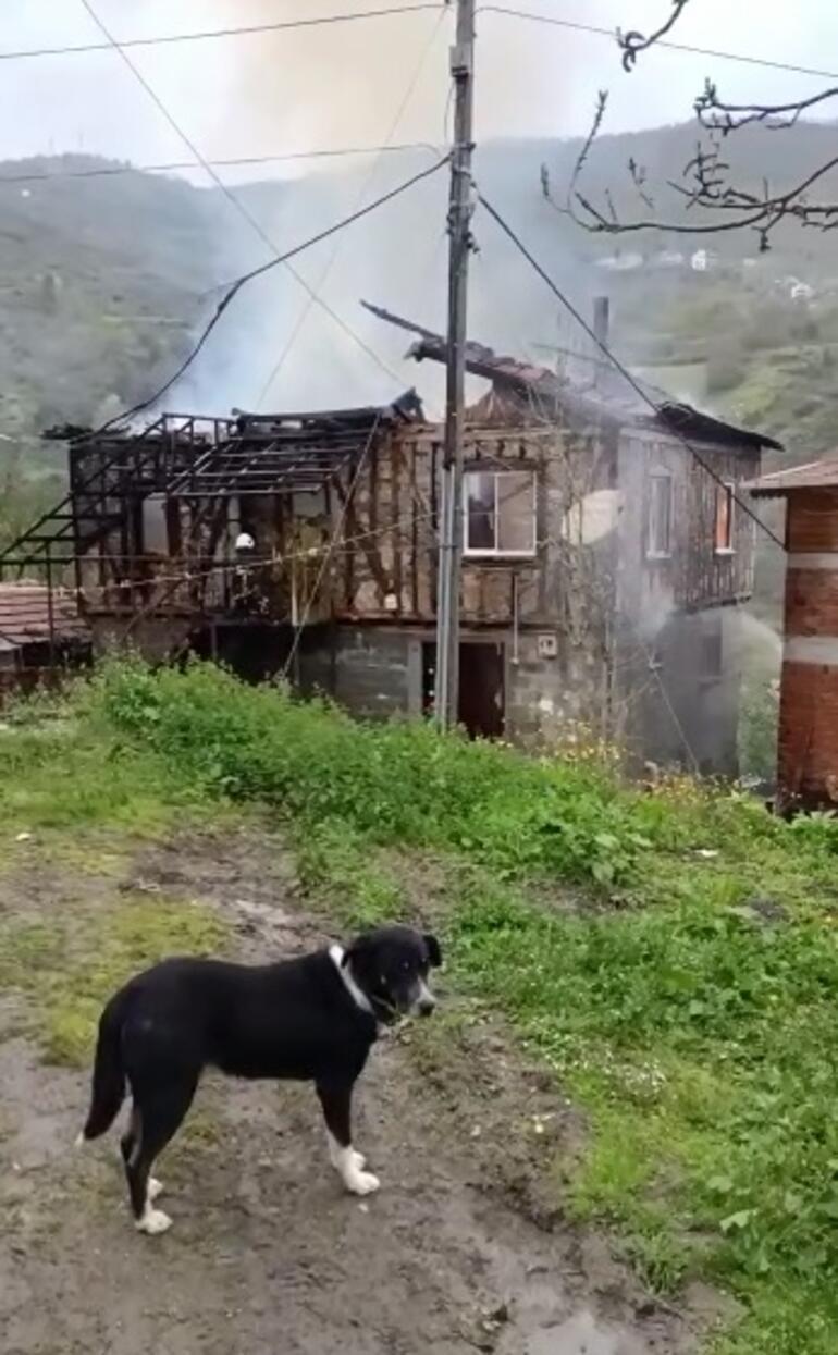 Kastamonu'da 2 katlı ahşap evde yangın