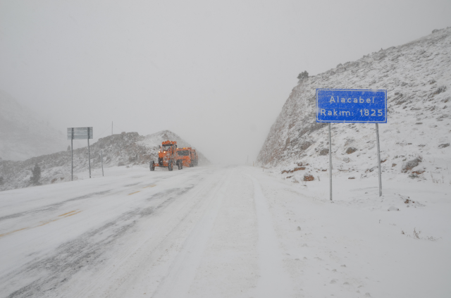 Antalya nisan ayının sonunda beyaza büründü! Kar kalınlığı 15 santimetreye ulaştı