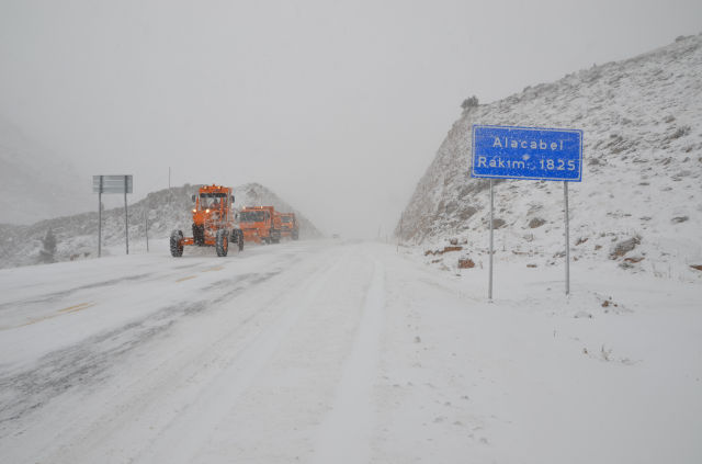 Antalya nisan ayının sonunda beyaza büründü! Kar kalınlığı 15 santimetreye ulaştı