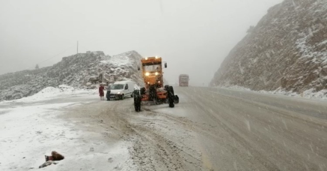 Antalya nisan ayının sonunda beyaza büründü! Kar kalınlığı 15 santimetreye ulaştı