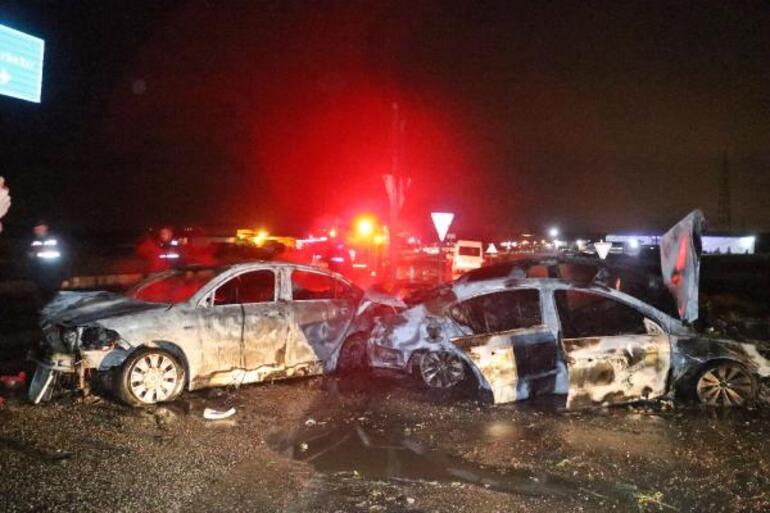 Kırmızı ışıkta çarpışan araçlar alev topuna döndü; 8 yaralının olduğu kaza kamerada