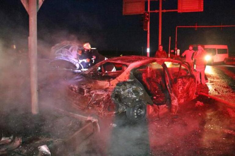 Kırmızı ışıkta çarpışan araçlar alev topuna döndü; 8 yaralının olduğu kaza kamerada