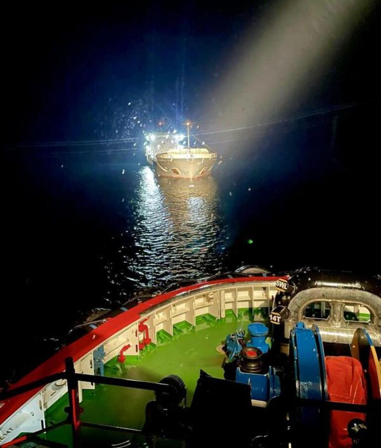 Çanakkale Boğazı'nda arızalanan gemi limana demirletildi