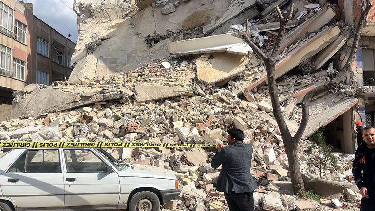 Kilis'te depremde ağır hasar gören 6 katlı bina çöktü